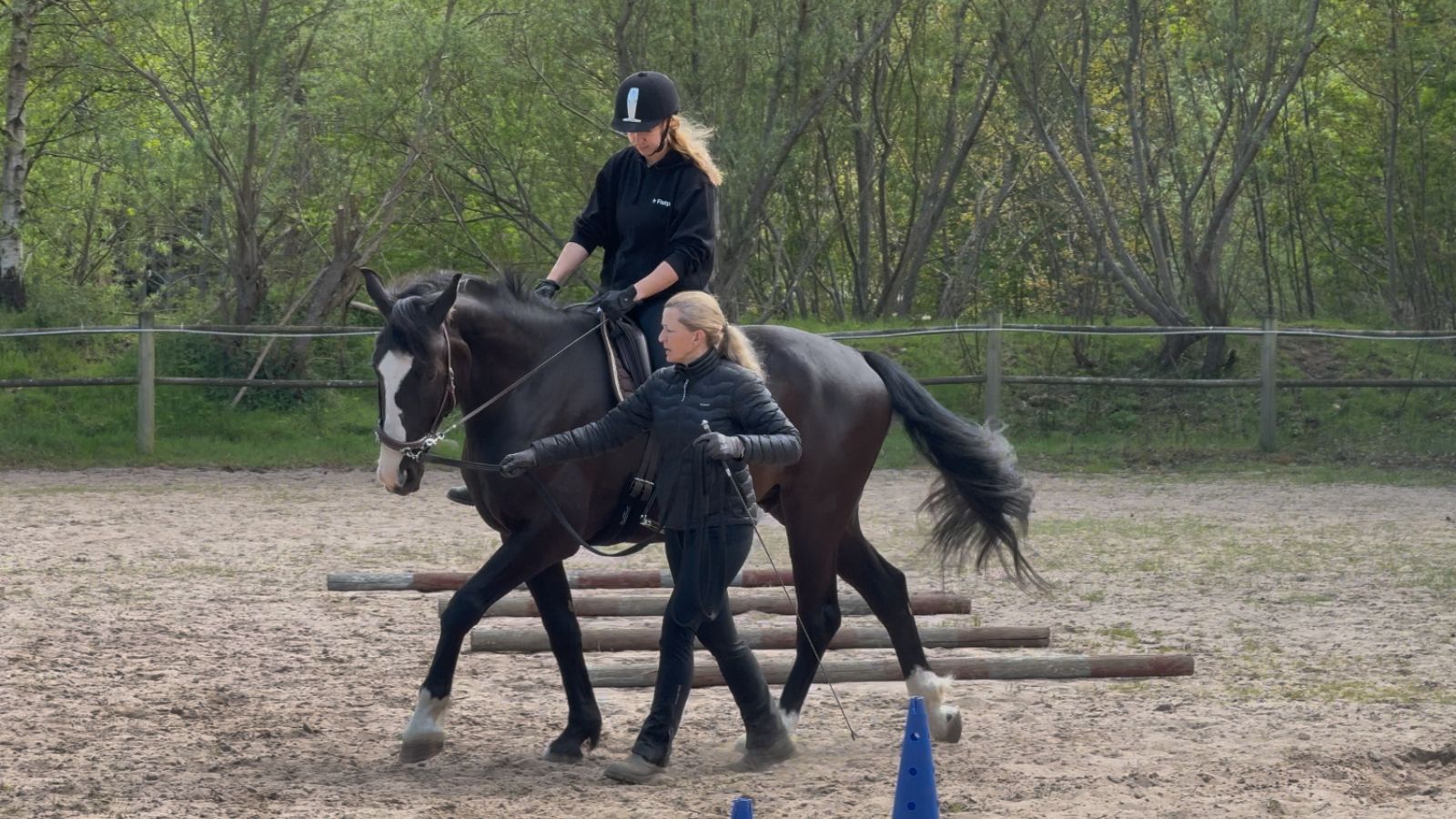 Kingo i tilridning Astrid rider Kingo i tilridning på banen med Hanne som hjælper fra jorden